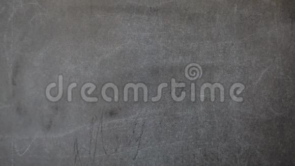 用粉笔在黑板上写字我们正在写信欢迎视频的预览图