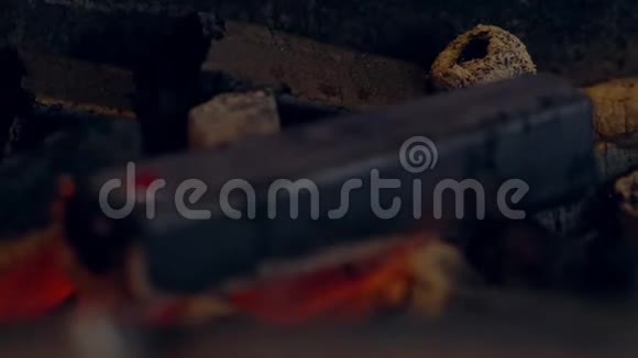 烧烤串下面的一堆木炭视频的预览图