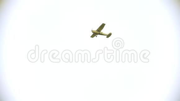 一架黄色的飞机在白色的天空中飞行视频的预览图