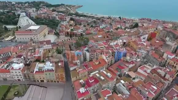 西班牙塔拉戈纳沿海地区的鸟瞰图无人机的录像视频的预览图