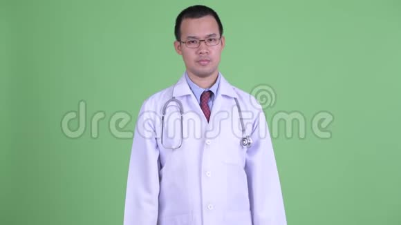 戴着眼镜耸肩的糊涂亚洲男医生视频的预览图