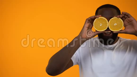 有趣的非裔美国人穿着眼睛一半橘子健康的生活方式视频的预览图