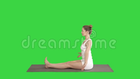 年轻的运动型有魅力的女性练习瑜伽做坐式前屈运动摆姿势锻炼身体视频的预览图