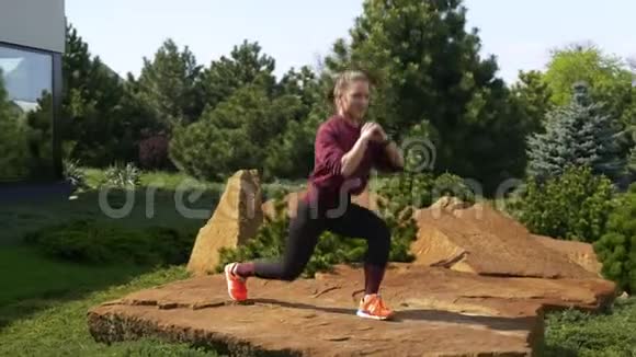 苗条运动美丽的白种人女孩做健身运动的自然美丽的女人在圣上用一个箭步跳跃视频的预览图