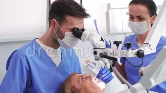牙医和病人讨论一些病历视频的预览图