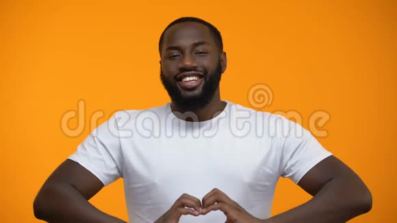 美国黑人恋爱中的男人表现出心的姿态幸福的关系熟人视频的预览图