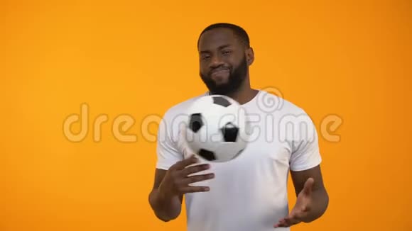 非裔美国人踢足球拇指朝下输了视频的预览图