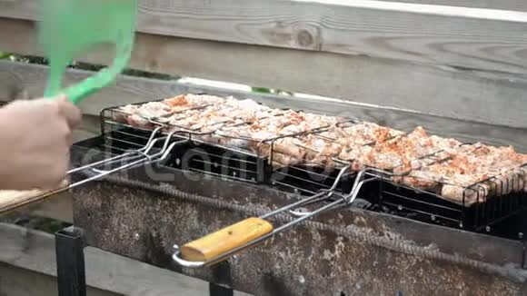 鸡肉开胃肉是在烤架上炒的一个人把火扇着取暖视频的预览图