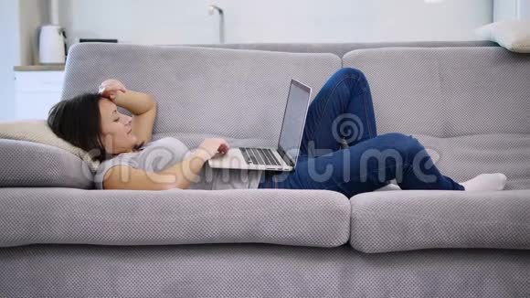 女人正花时间拿着笔记本电脑视频的预览图