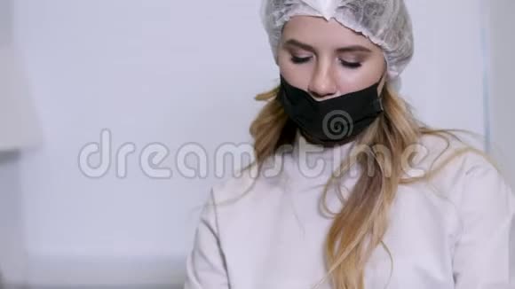 戴着黑色面具的金发医生女人视频的预览图