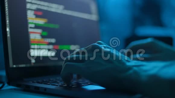 计算机黑客入侵安全计算机系统手在pc桌面电脑键盘上打字网络黑客攻击视频的预览图