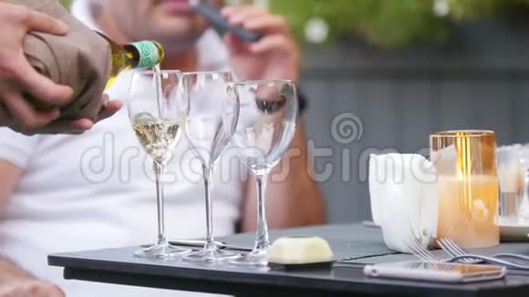 一个服务员把酒精饮料洒在眼镜店户外餐馆视频的预览图