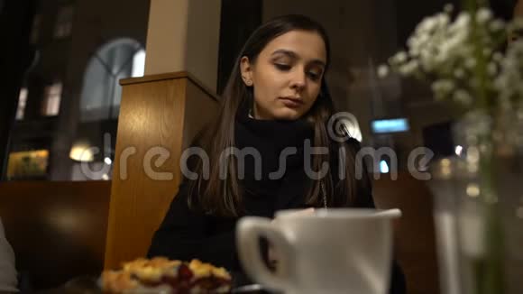 女人坐在咖啡馆里和男朋友聊天约会迟到恋爱视频的预览图