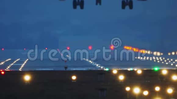 商业飞机夜间着陆视频的预览图