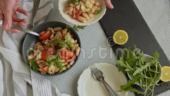 女性手准备吃豆子沙拉健康蛋白质丰富的食物和新鲜的木耳视频的预览图