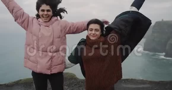 两位女士来到了世界摩赫尔悬崖上最迷人的地方跳起来感受到了震撼视频的预览图