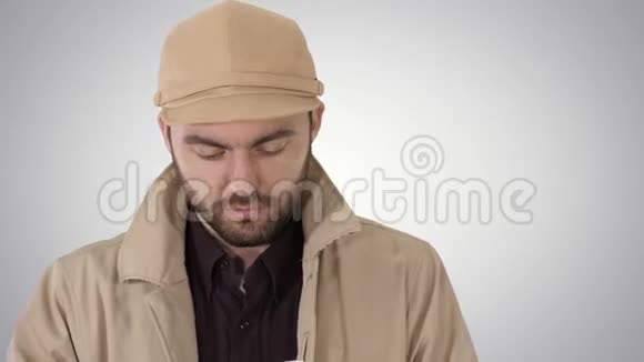 帅哥的脸使用数字平板电脑梯度背景视频的预览图
