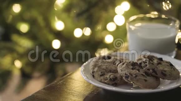 圣诞节概念留给圣诞老人的饼干和牛奶视频的预览图