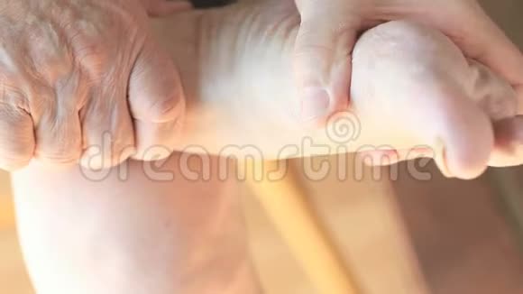 男人用干燥的皮肤摩擦脚视频的预览图