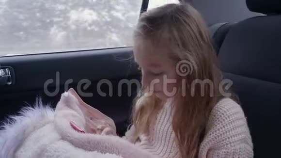 年轻可爱的女孩一边上网一边旅行一边坐在智能手机上视频的预览图
