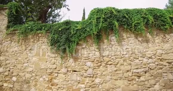 中世纪石墙的阳台视频的预览图