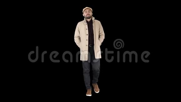 自信英俊的年轻人穿着外套走路阿尔法频道视频的预览图