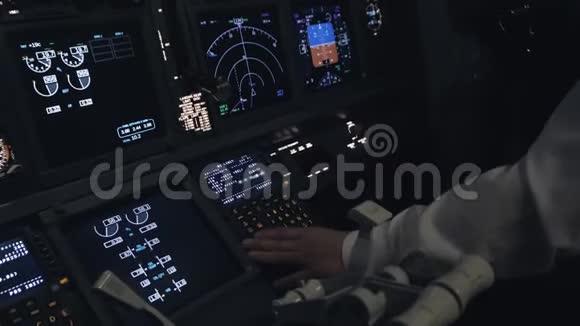 飞行员在飞机座舱内设定航向视频的预览图