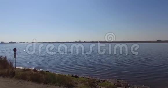 保加利亚波莫里的一个大型盐湖是治疗泥浆的来源视频的预览图