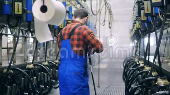 工业工人正在奶牛场清洗挤奶设备视频的预览图