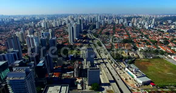 大型大道大道记者RobertoMarinho巴西圣保罗视频的预览图