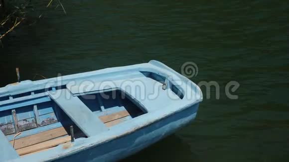 空寂的旧蓝木划艇停泊视频的预览图