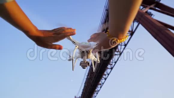 女孩从桥下双手发射无人机视频的预览图