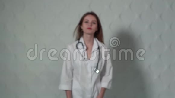 自信的女医生视频的预览图