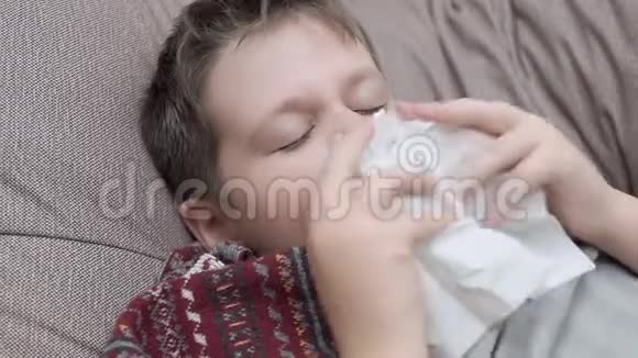 那个男孩用纸巾吹鼻子他感冒了视频的预览图