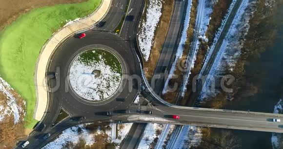 空中景观道路与雪冬路的圆周运动视频的预览图