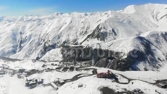4k鸟瞰阿尔卑斯山乔治亚州令人惊叹的山脉视频的预览图
