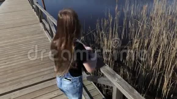 湖上浮桥上的小女孩视频的预览图