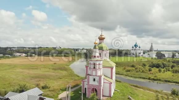 一个乡村景观教堂建筑和小房子苏兹达尔俄罗斯视频的预览图