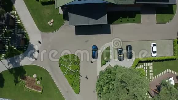乘坐Dran航班飞越现代乡村酒店综合体视频的预览图