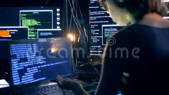 黑客在笔记本电脑上打字破解系统后视视频的预览图