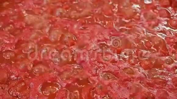 煮酱樱桃西红柿宏食素食背景视频的预览图