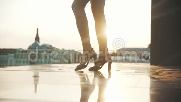 穿着高跟鞋的年轻女子瘦小的腿表演迷人的舞步视频的预览图