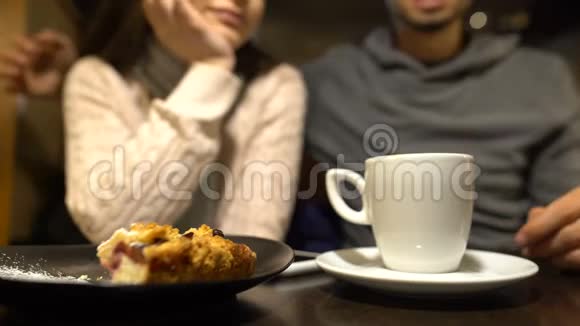 老朋友坐在咖啡馆里拥抱和交谈温暖的关系亲密的关系视频的预览图