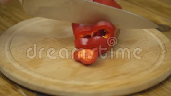 在木板上切红胡椒视频的预览图