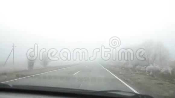 雾早晨汽车在浓雾中高速行驶在公路上视频的预览图