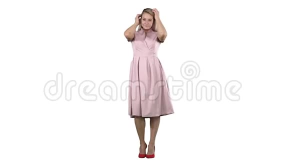 漂亮的女士穿着粉红色的连衣裙在白色的背景上穿着视频的预览图