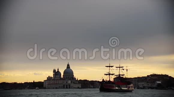 城市的河流乘船缓慢航行在威尼斯河视频的预览图