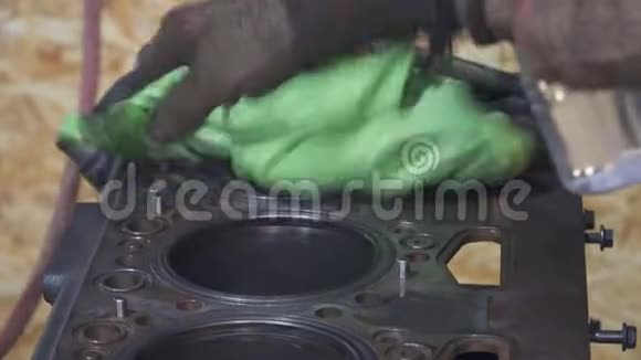 一位有经验的机械师打扫汽车的引擎视频的预览图