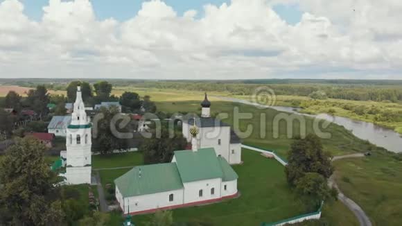 村庄景观三个不同的教堂在村庄和河流的背景苏兹达尔俄罗斯视频的预览图