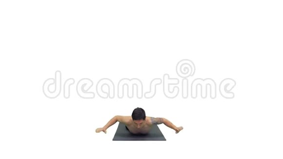 无衫运动男子展示瑜伽弓姿势在垫子上的白色背景视频的预览图